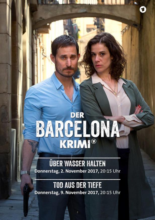 Ein Mann mit einer Pistole und eine Frau stehen vor dem Hintergrund der Serie „Der Barcelona Krimi“.