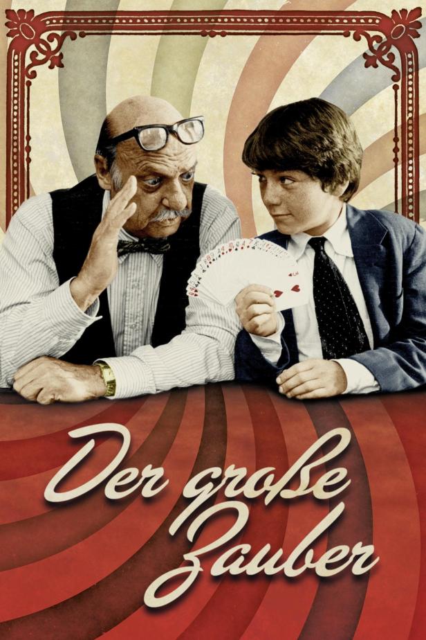 Das Filmplakat für „Der große Zauber“ zeigt einen älteren Mann und einen Jungen mit Spielkarten.