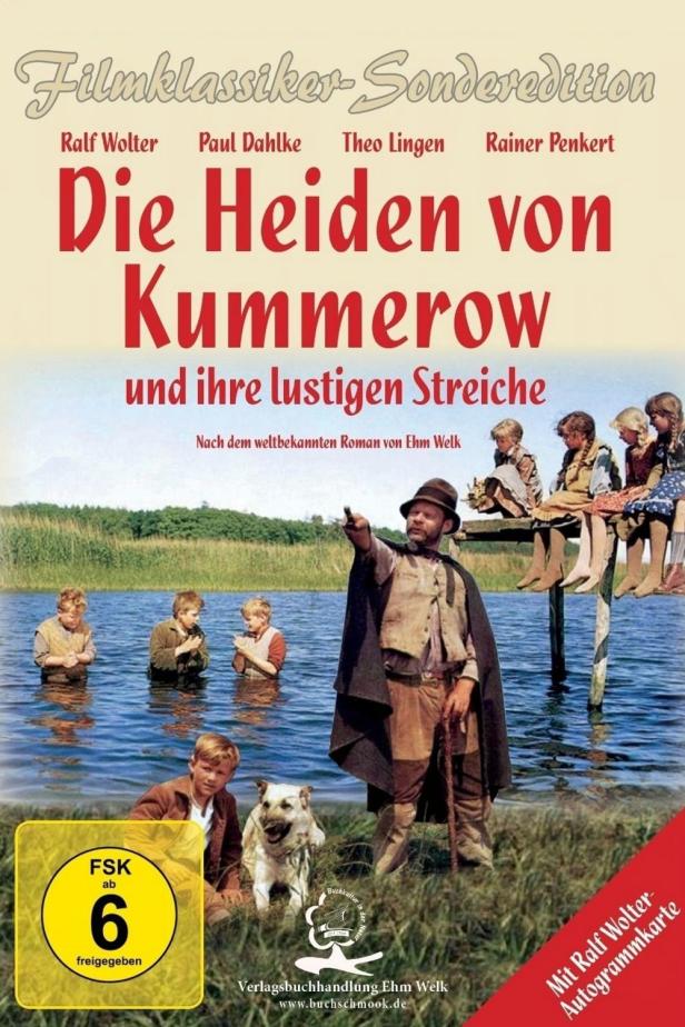 Das Filmplakat für „Die Heiden von Kummerow“ zeigt Kinder am und im Wasser.