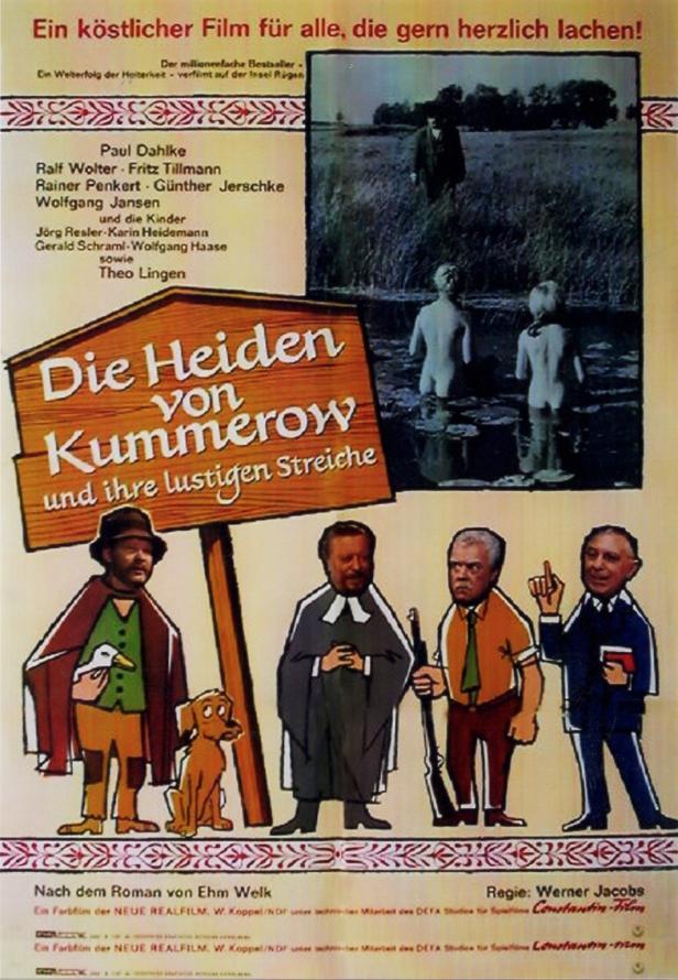 Das Filmplakat für „Die Heiden von Kummerow und ihre lustigen Streiche“ zeigt eine Szene mit Schauspielern und Zeichentrickfiguren.
