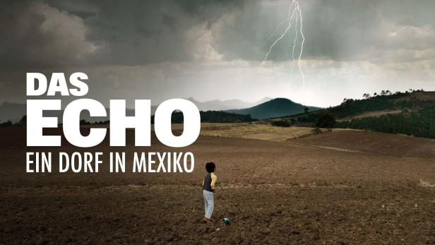 Ein Kind steht auf einem Feld in Mexiko, während im Hintergrund ein Blitz einschlägt.