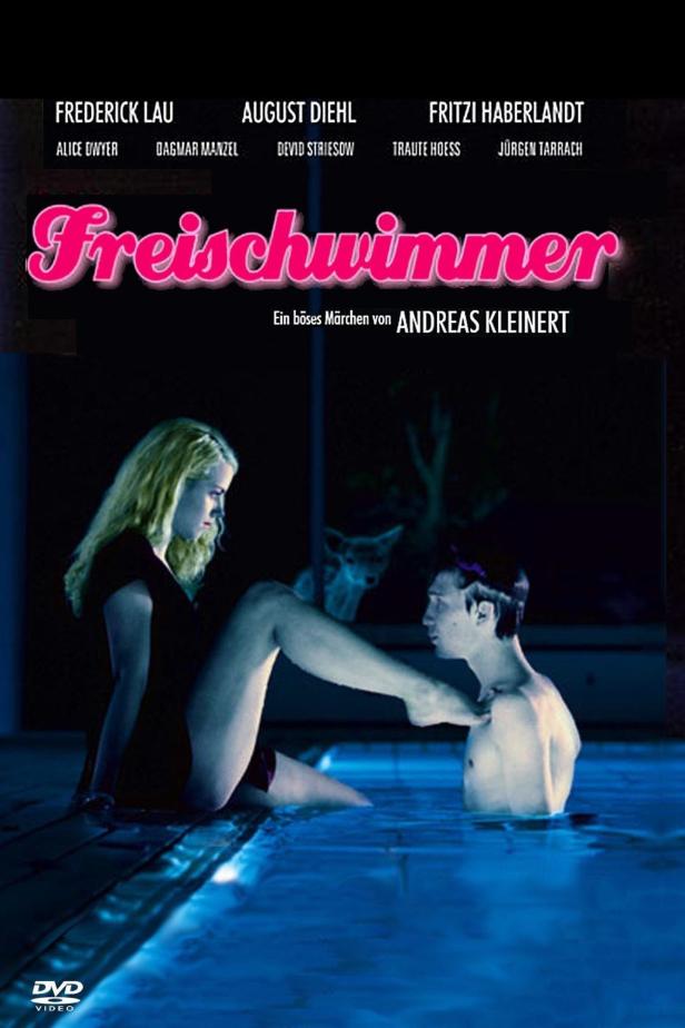 Das Filmplakat für „Freischwimmer“ zeigt eine Frau, die einen Mann im Schwimmbad berührt.