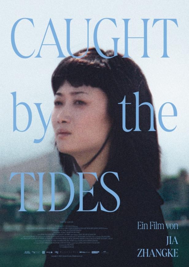 Das Filmplakat für „Caught by the Tides“ mit dem Porträt einer Frau.