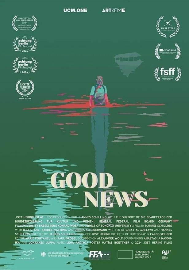 Das Filmplakat für „Good News“ zeigt eine Person, die in einem Gewässer steht.