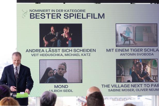 Ein Bildschirm zeigt die Nominierten für den besten Spielfilm, darunter „Andrea lässt sich scheiden“ und „Mond“.