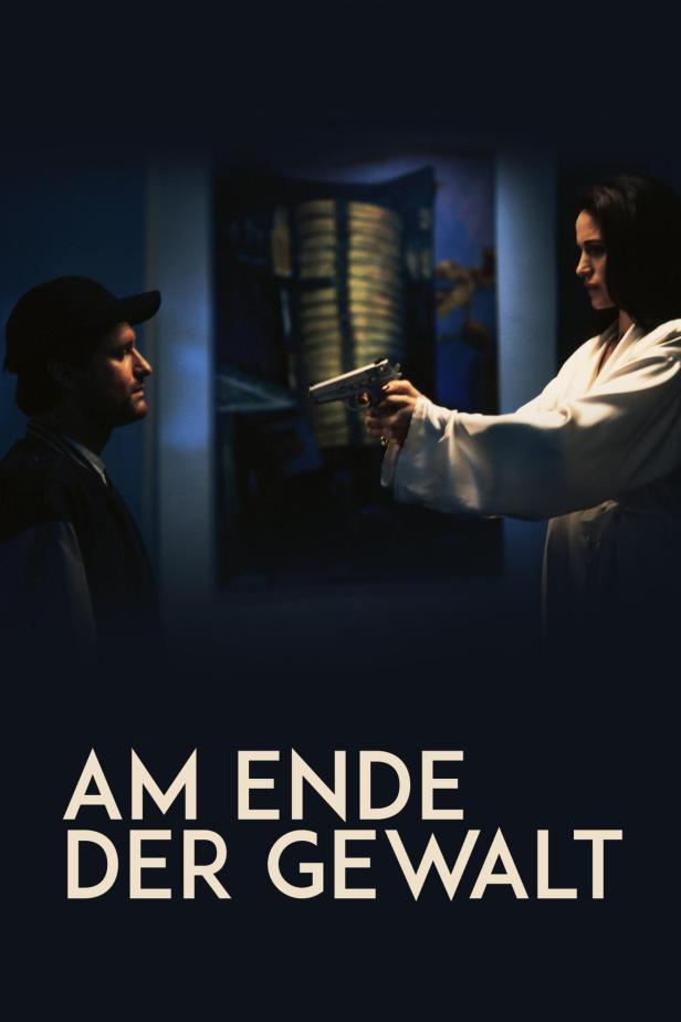 Eine Frau in einem weißen Bademantel zielt mit einer Pistole auf einen Mann; Filmposter für „Am Ende der Gewalt“.