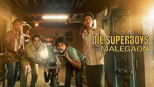 Vier Männer drehen einen Film mit einer improvisierten Kamera in „Die Superboys von Malegaon“.