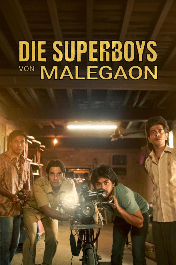 Das Filmplakat für „Die Superboys von Malegaon“ zeigt vier Männer und eine Kamera auf einem Fahrrad.