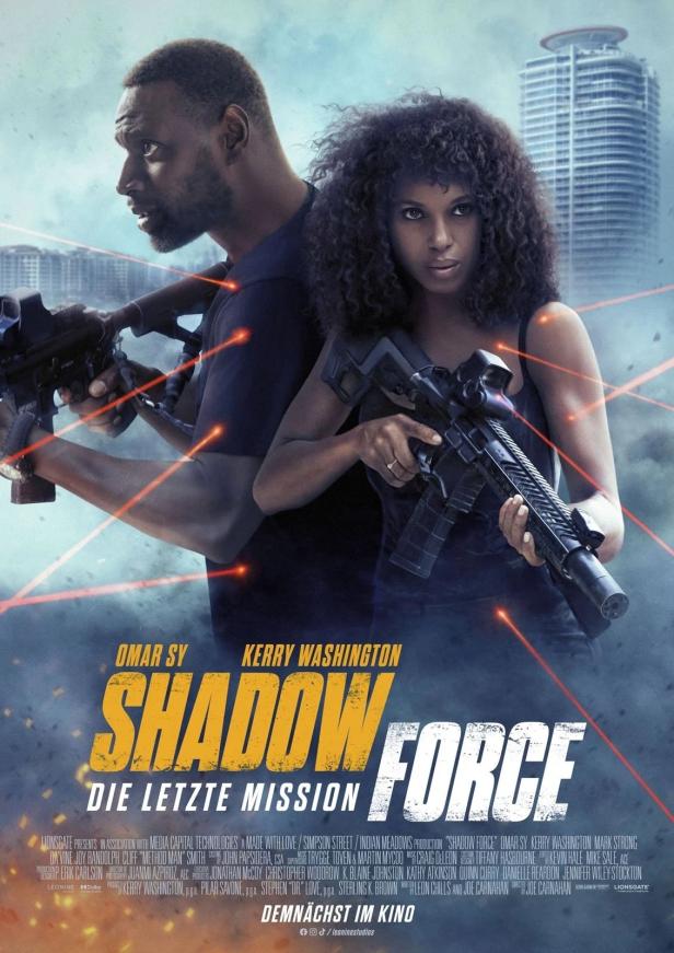 Das Filmplakat für „Shadow Force“ zeigt Omar Sy und Kerry Washington mit Waffen vor einer Skyline.