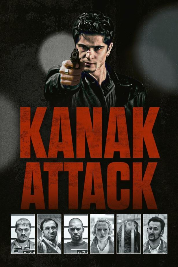 Ein Filmposter für „Kanak Attack“ mit einem Mann, der eine Waffe hält, und Porträts mehrerer Personen.