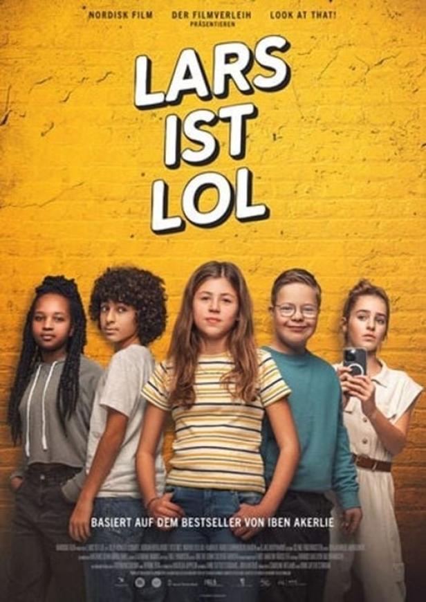 Das Filmplakat für „Lars ist LOL“ zeigt fünf Jugendliche vor einer gelben Wand.