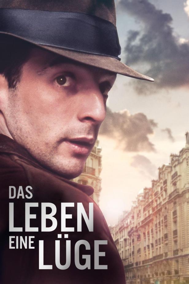 Ein Mann mit Hut vor einer Stadtkulisse, möglicherweise ein Filmposter für „Das Leben eine Lüge“.