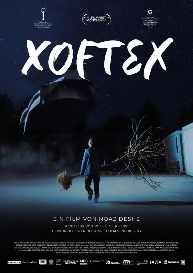 Das Filmplakat zu „Xoftex“ zeigt einen Mann mit einem Reisigbesen unter einem riesigen Regenschirm.