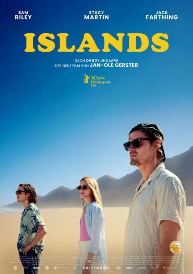Das Filmplakat für „Islands“ mit Sam Riley, Stacy Martin und Jack Farthing vor einer Strandkulisse.