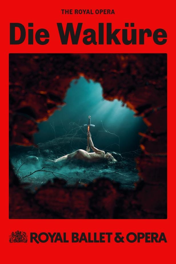 Plakat der Royal Opera für „Die Walküre“ mit einer Frau, die ein Schwert hält.