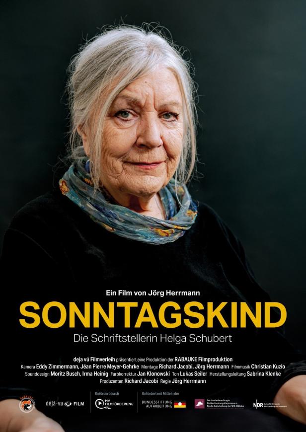 Das Filmplakat für „Sonntagskind“ zeigt ein Porträt der Schriftstellerin Helga Schubert.