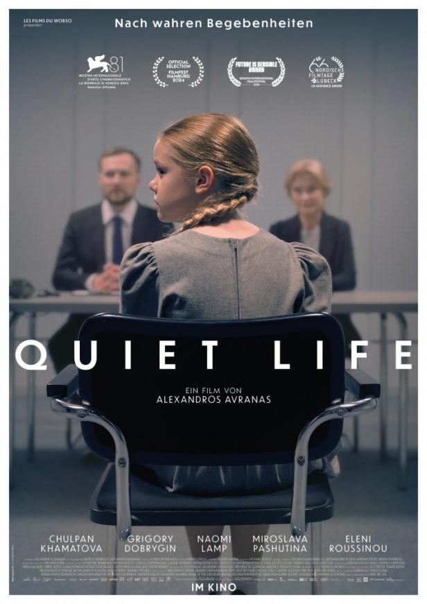 Das Filmplakat für „Quiet Life“ zeigt ein junges Mädchen vor zwei Erwachsenen.