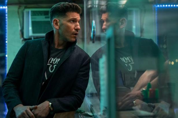 Jon Bernthal steht an einer Bar und blickt in den Spiegel.