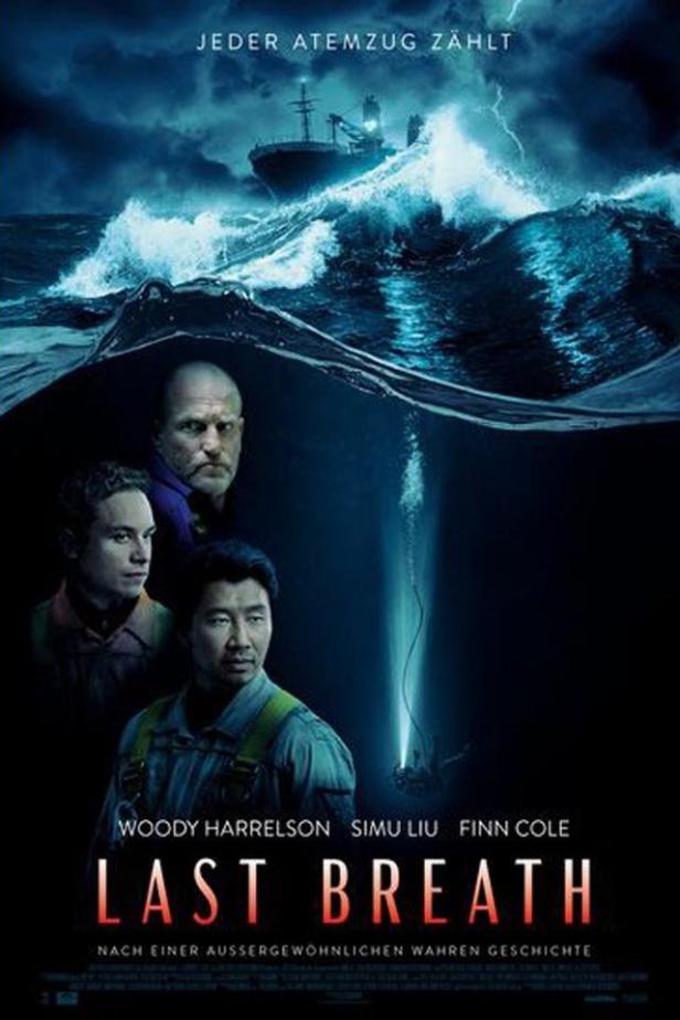 Das Filmplakat für „Last Breath“ zeigt Woody Harrelson, Simu Liu und Finn Cole unter Wasser.