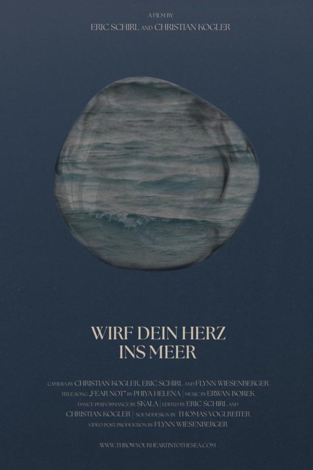 Das Filmplakat für „Wirf dein Herz ins Meer“ zeigt eine Meereswelle in einer Kugel.