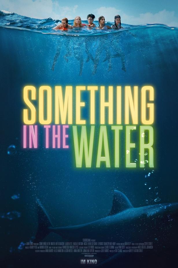 Das Filmplakat für „Something in the Water“ zeigt fünf Frauen im Wasser und einen Hai unter ihnen.
