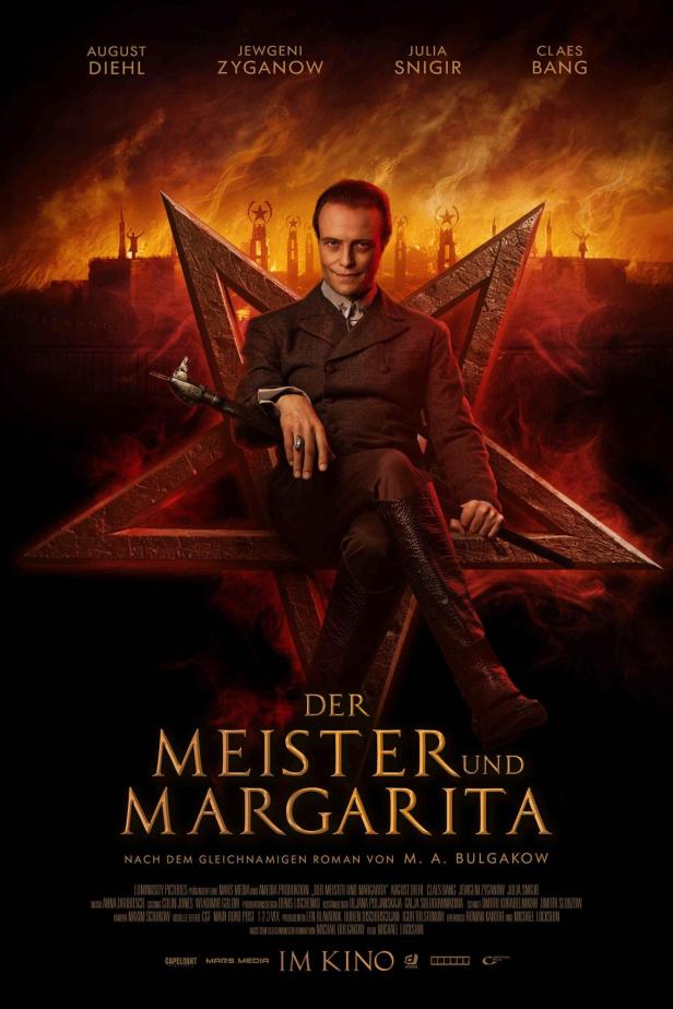 Ein Mann im Anzug sitzt vor einem Pentagramm, Plakat für den Film „Der Meister und Margarita“.