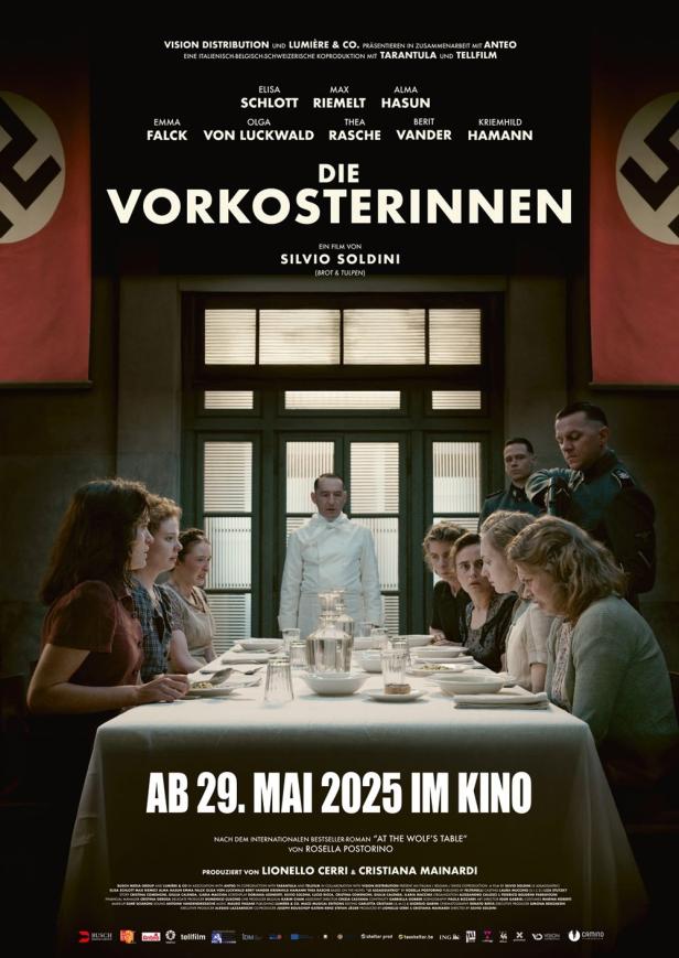 Das Filmplakat für „Die Vorkosterinnen“ zeigt Frauen beim Essen mit NS-Offizieren im Hintergrund.