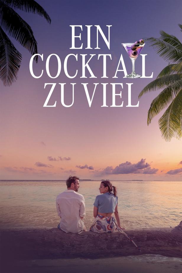 Ein Paar sitzt am Strand unter Palmen; Filmposter „Ein Cocktail zu viel“.