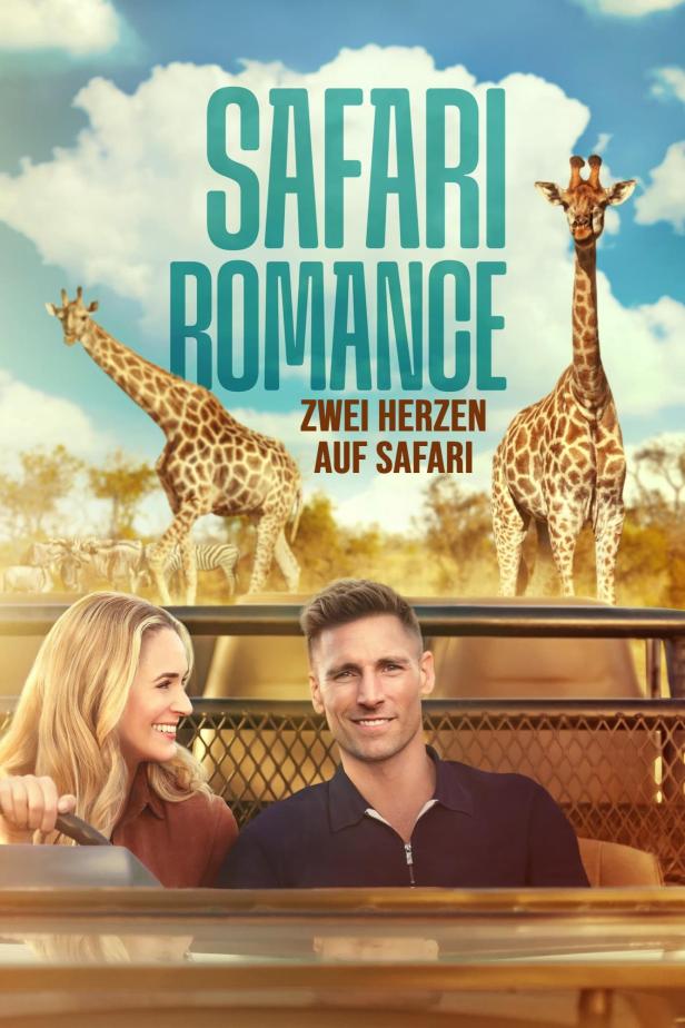 Ein Paar fährt in einem offenen Geländewagen durch die afrikanische Savanne, Giraffen im Hintergrund.