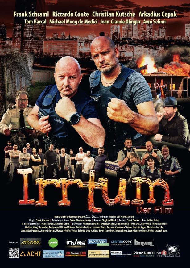 Das Filmplakat für „Irrtum“ zeigt zwei Polizisten vor einer brennenden Stadt.