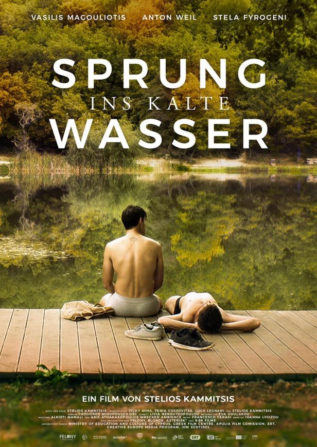 Das Filmplakat für „Sprung ins kalte Wasser“ zeigt zwei Männer an einem See.