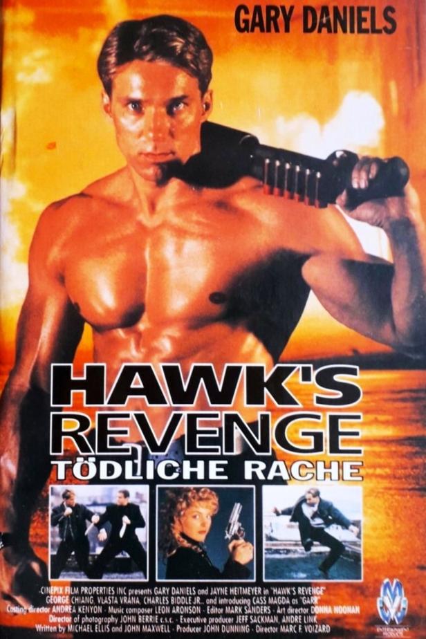 Das Filmplakat für „Hawk's Revenge“ mit Gary Daniels, der eine Waffe über der Schulter trägt.