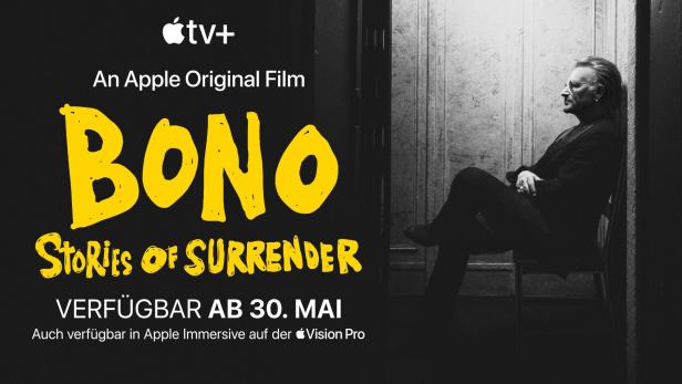 Bono sitzt auf einem Stuhl für den Apple TV+ Film „Stories of Surrender“.