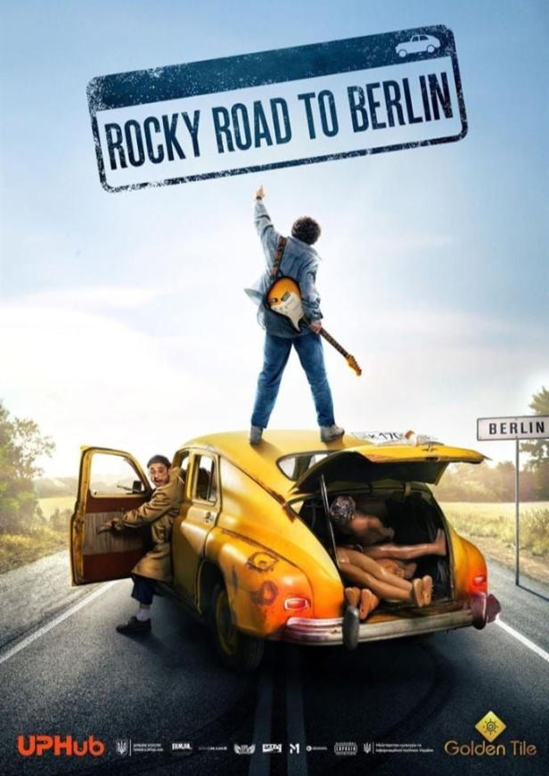 Das Filmplakat für „Rocky Road to Berlin“ zeigt eine Gruppe, die in einem gelben Auto nach Berlin reist.