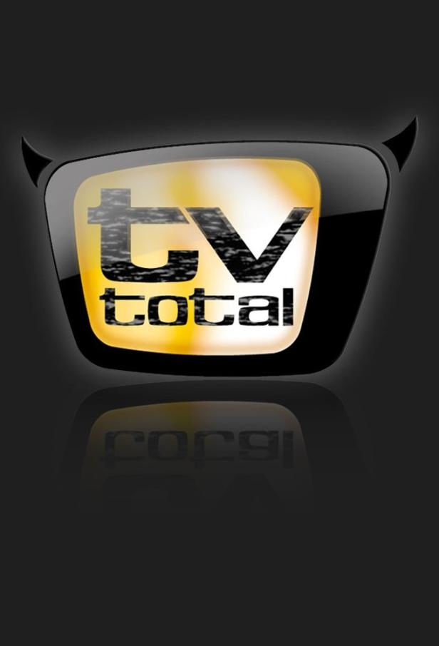 Das stilisierte „TV total“-Logo mit kleinen Teufelshörnern auf schwarzem Hintergrund.