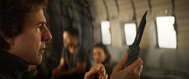 Tom Cruise hält ein Messer in einem Flugzeug, vermutlich eine Szene aus „Mission: Impossible“.
