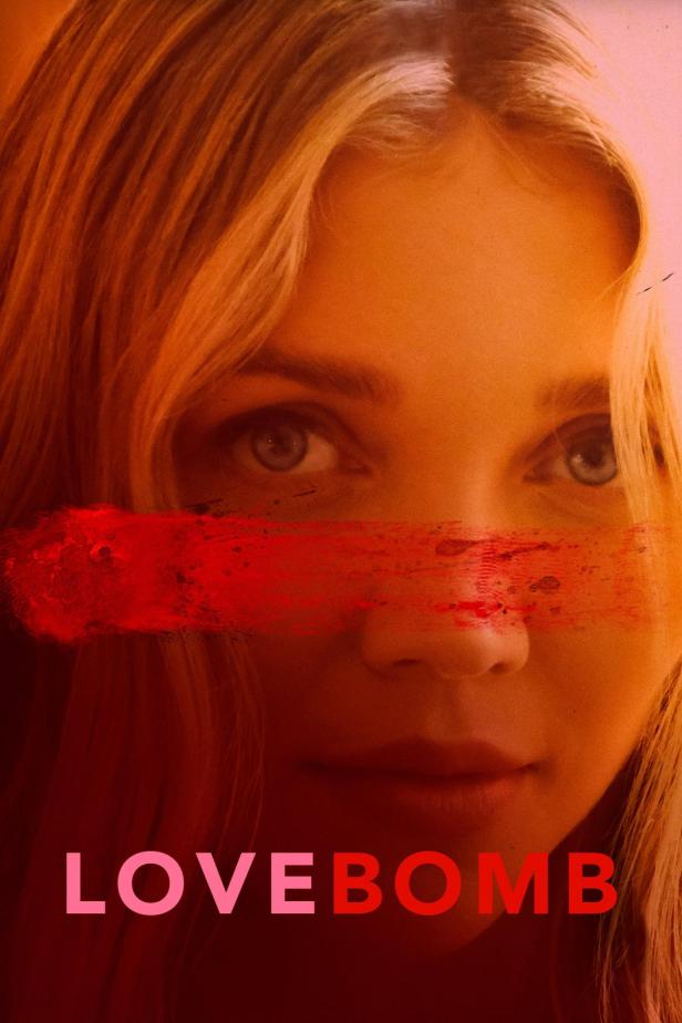 Das Filmplakat für „Lovebomb“ zeigt das Gesicht einer blonden Frau mit einem roten Farbfleck über den Augen.