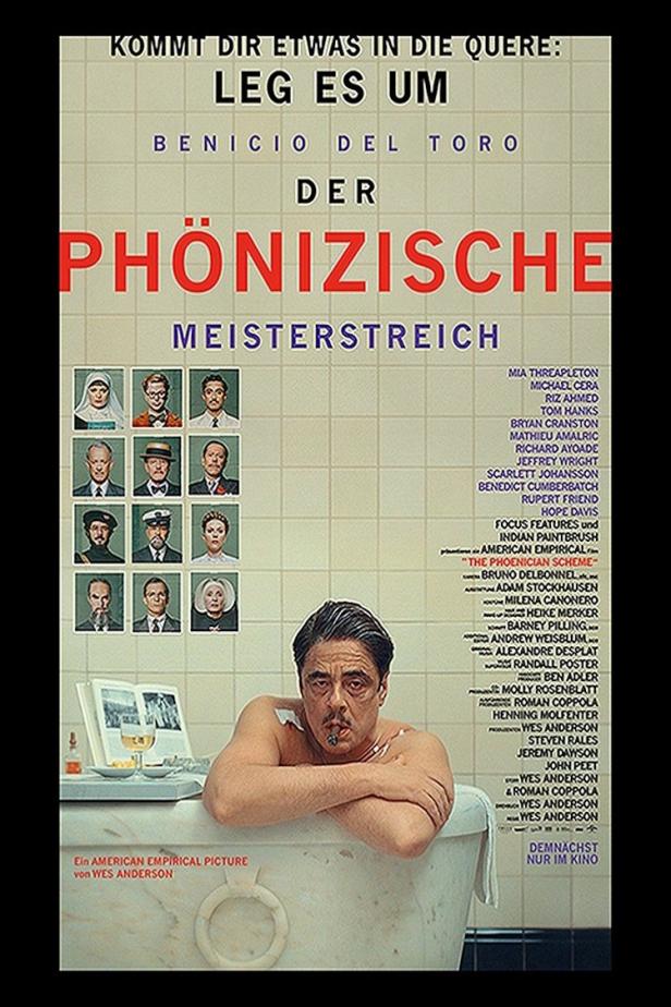 Das Filmplakat für „Der Phönizische Meisterstreich“ mit Benicio del Toro in einer Badewanne.