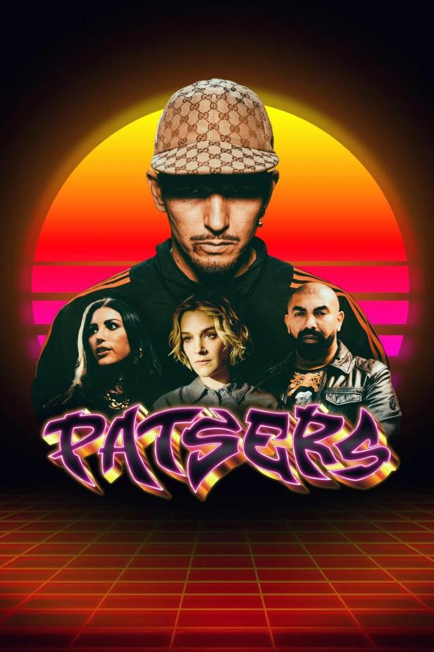 Das Filmplakat für „Patsers“ zeigt vier Darsteller vor einem stilisierten Sonnenuntergang.