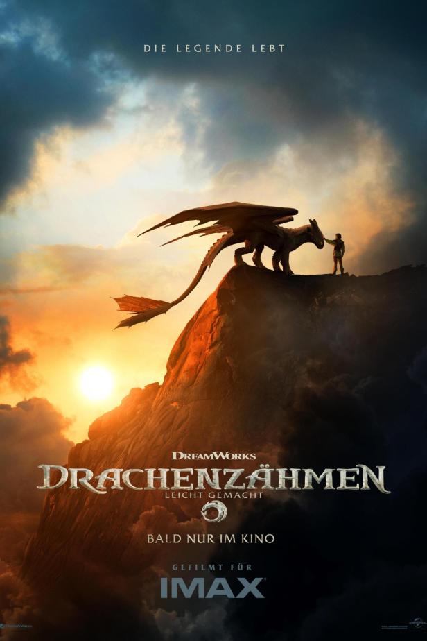 Ein Junge steht bei Sonnenuntergang einem Drachen auf einem Felsen gegenüber, im Hintergrund der Filmtitel „Drachenzähmen“.