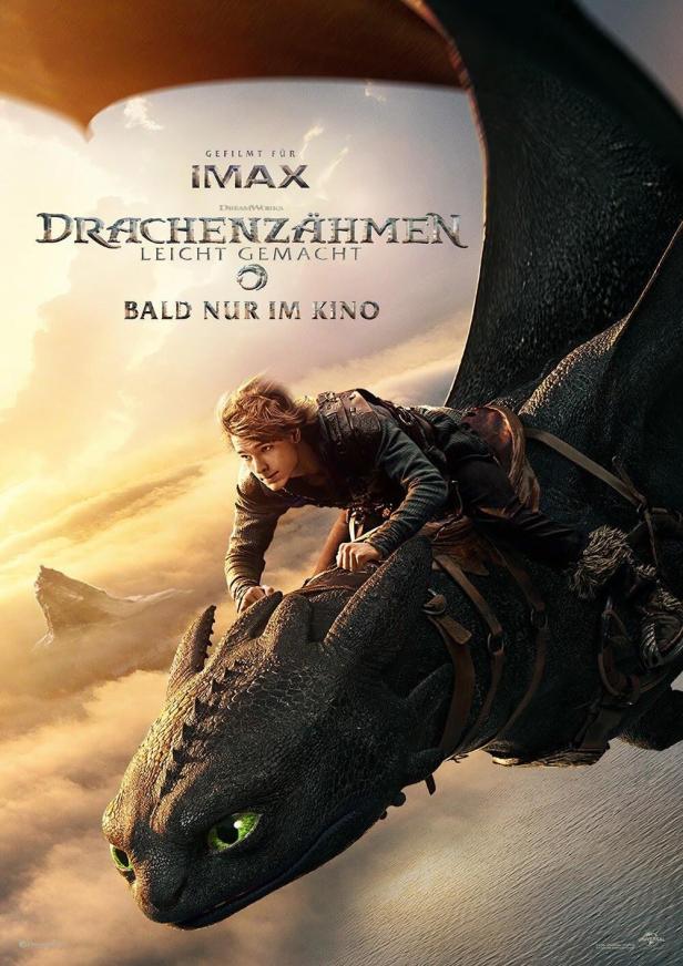 Ein junger Mann reitet auf einem schwarzen Drachen vor einer bewölkten Landschaft.