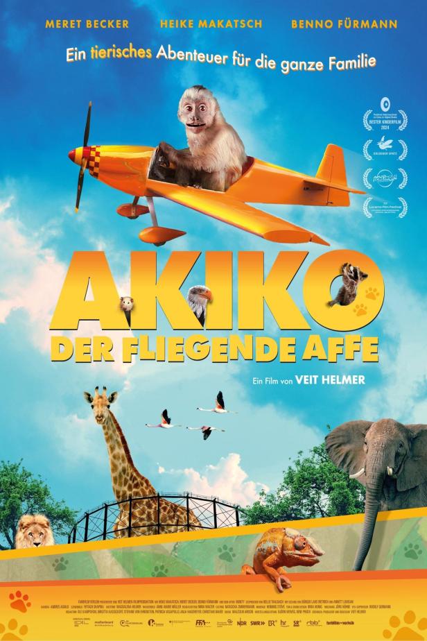Das Filmplakat zu „Akiko – Der fliegende Affe“ zeigt einen Affen in einem orangefarbenen Flugzeug über verschiedenen Tieren.