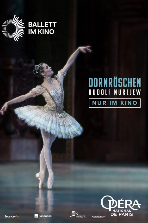 Eine Ballerina in einem weißen Tutu tanzt „Dornröschen“.