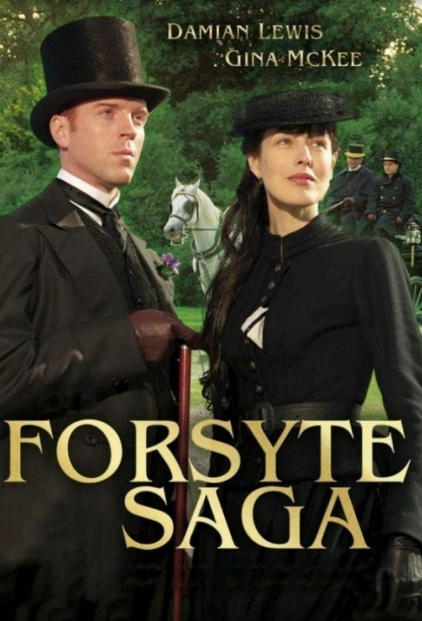 Damian Lewis und Gina McKee in Kostümen vor dem Hintergrund der „Forsyte Saga“.