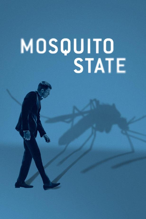 Ein Mann geht vor dem Schatten einer riesigen Mücke; Filmtitel „Mosquito State“ im Hintergrund.