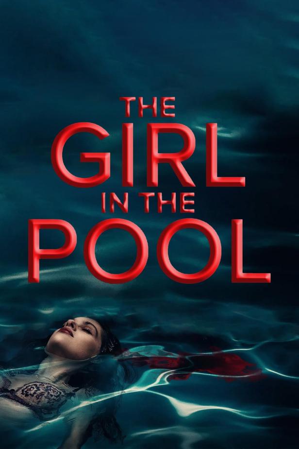 Das Filmplakat für „The Girl in the Pool“ zeigt eine Frau, die im Wasser treibt.
