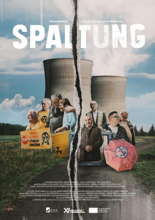 Das Filmplakat für den Dokumentarfilm „Spaltung“ zeigt Menschen vor einem Atomkraftwerk.