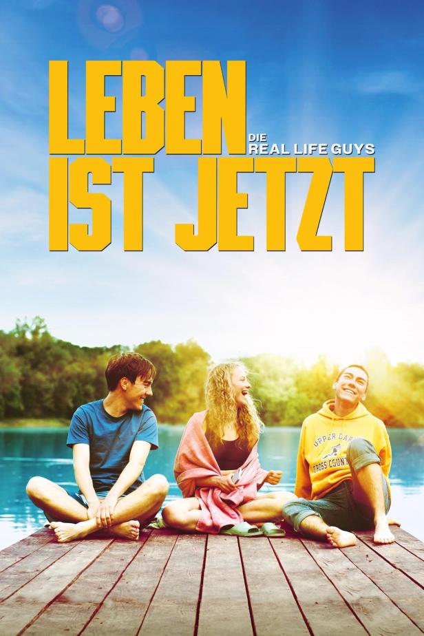Das Filmplakat für „Leben ist jetzt“ zeigt drei junge Leute an einem See.