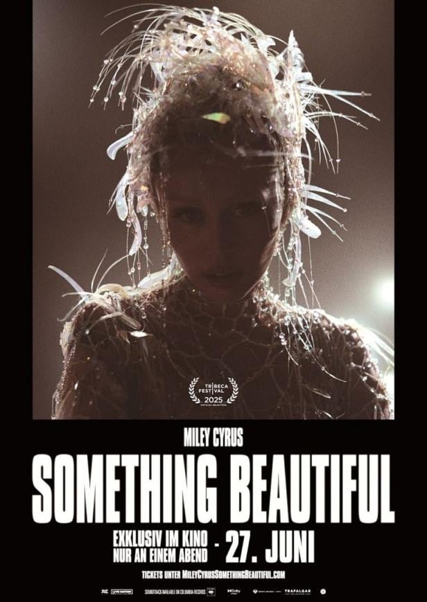 Ein Werbeplakat für „Miley Cyrus: Something Beautiful“, exklusiv am 27. Juni im Kino.