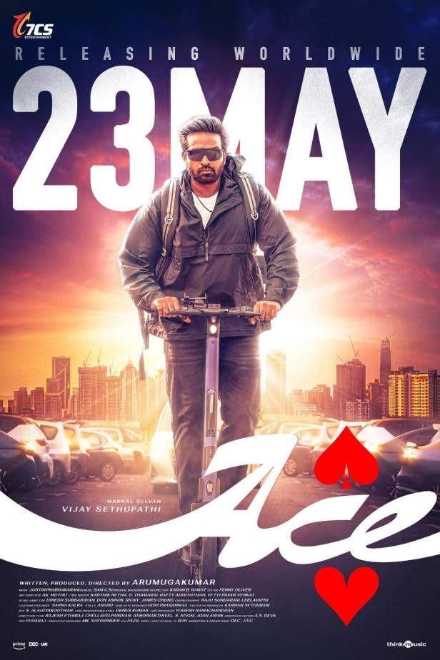Ein Mann auf einem Roller vor einer Stadtkulisse, Werbeplakat für den Film „Ace“ mit Vijay Sethupathi.